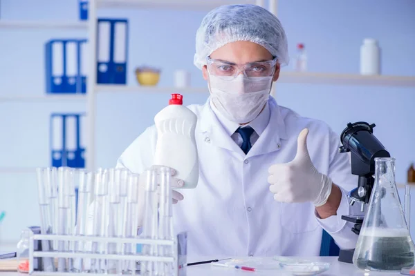 Laboratuvardaki adam yeni temizlik çözeltisi deterjanı test ediyor. — Stok fotoğraf