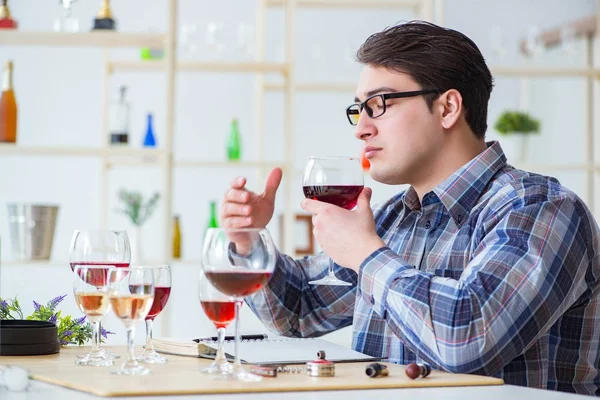 Sommelier professionnel dégustation de vin rouge — Photo