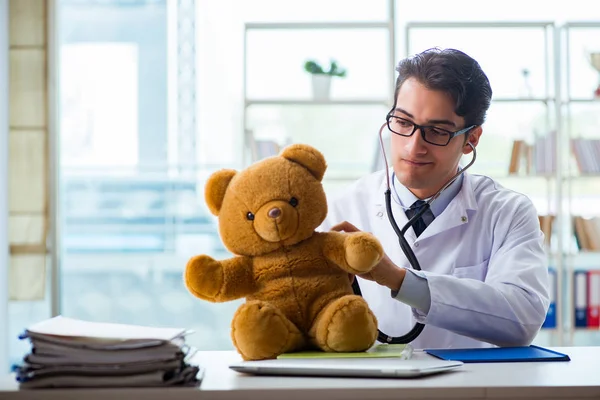 Ofiste oyuncaklı bir çocuk doktoru oturuyor. — Stok fotoğraf