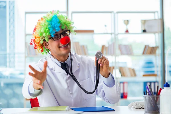 Lustiger Kinderarzt mit Clownsperücke in der Klinik — Stockfoto