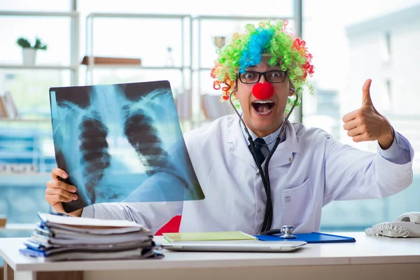 Ofiste röntgen görüntüsü olan bir çocuk doktoru oturuyor. — Stok fotoğraf