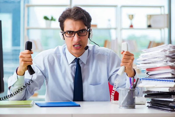 Trabalhador irritado infeliz do call center frustrado com a carga de trabalho — Fotografia de Stock