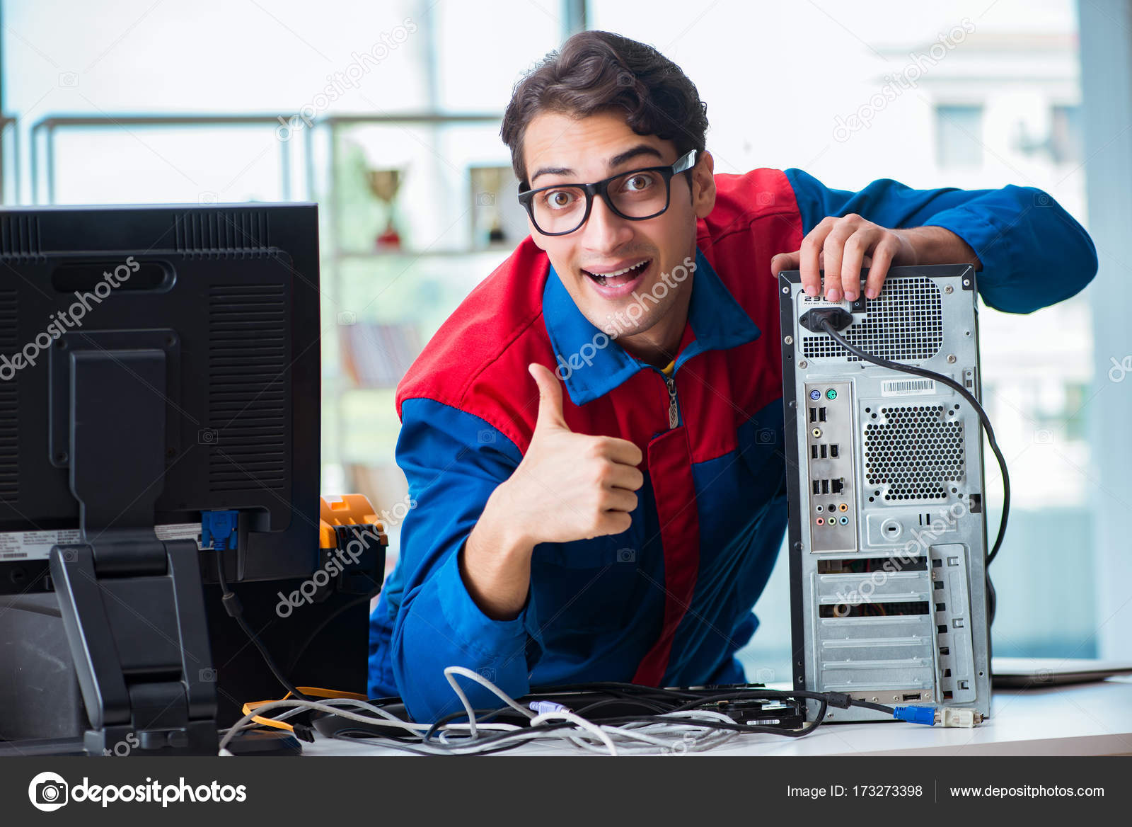 Reparador de computador trabalhando na reparação de computador em