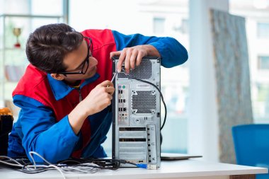IT atölyesinde bilgisayar tamircisi çalışıyor