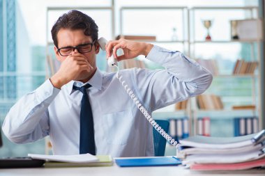 İş adamı aşırı terlemekten muzdarip.