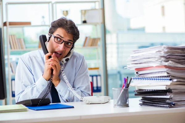 Trabajador de centro de llamadas enojado infeliz frustrado con la carga de trabajo — Foto de Stock