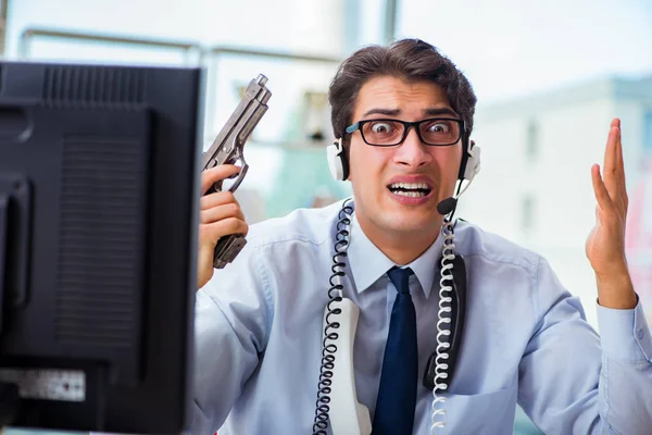 Trabajador de centro de llamadas enojado infeliz frustrado con la carga de trabajo — Foto de Stock