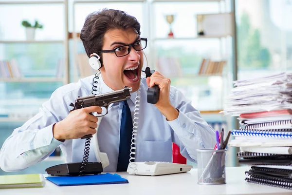 Trabalhador irritado infeliz do call center frustrado com a carga de trabalho — Fotografia de Stock