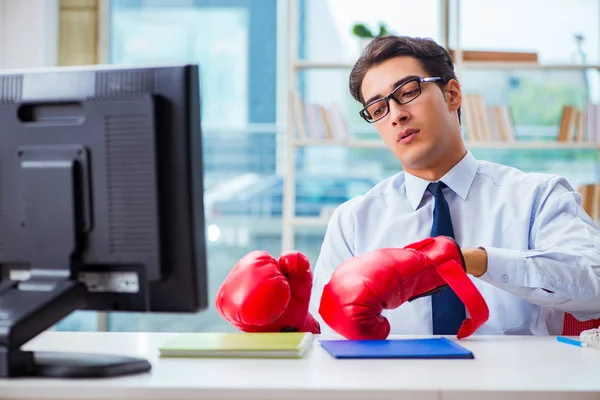 Geschäftsmann mit Boxhandschuhen im Büro — Stockfoto
