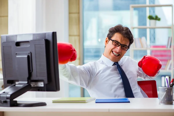 Бизнесмен в боксёрских перчатках в офисе — стоковое фото