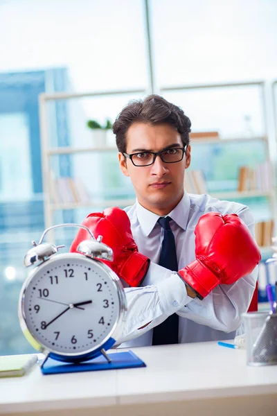 Geschäftsmann mit Boxhandschuhen im Büro — Stockfoto