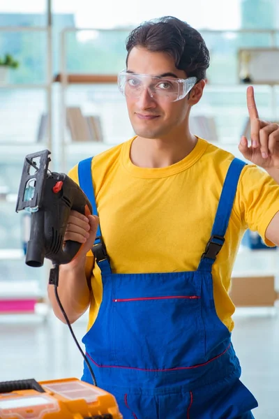 Möbeltischler arbeitet in der Werkstatt — Stockfoto