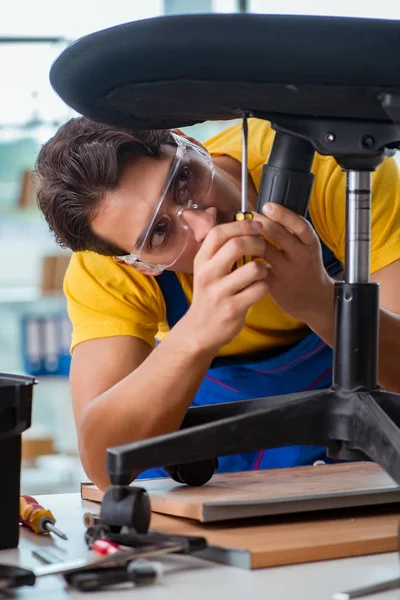 Reparador de móveis trabalhando na reparação da cadeira — Fotografia de Stock