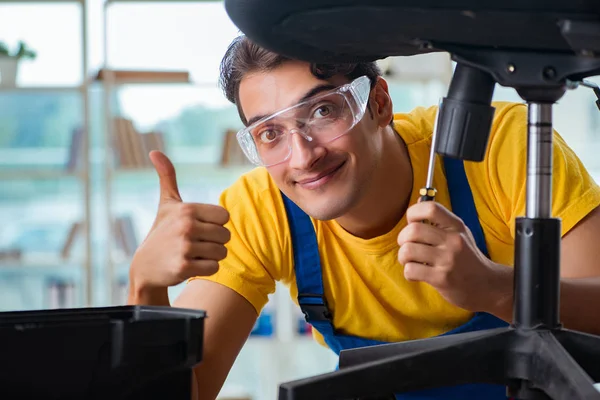 Opravář nábytku pracuje na opravě židle — Stock fotografie