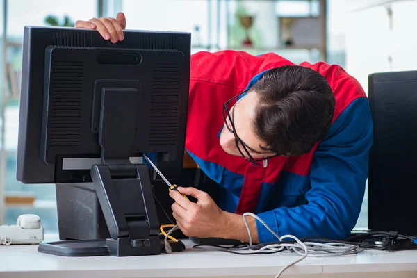 Reparador de computadoras trabajando en la reparación de computadoras en el taller de TI —  Fotos de Stock