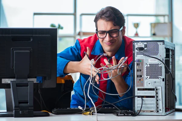 Reparador de computador trabalhando na reparação de computador em oficina de TI — Fotografia de Stock