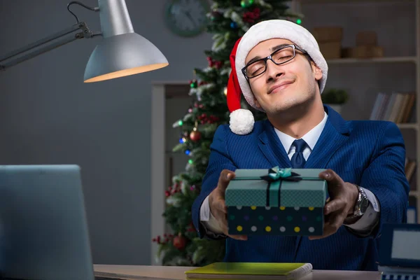 Businessman working late on christmas day in office — Stock Photo, Image