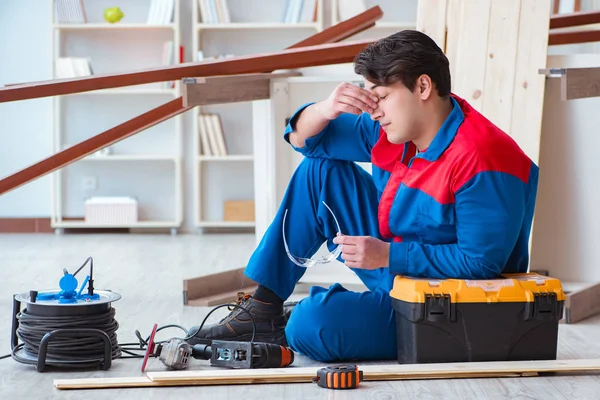 Jovem carpinteiro no trabalho cansado sentindo-se mal — Fotografia de Stock