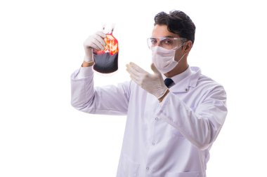 Kan bağışı konsepti olan doktor beyaza izole edilmiş.