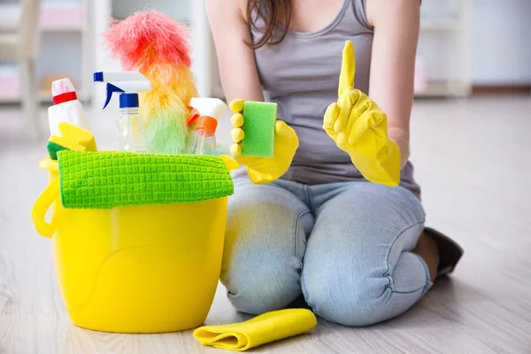 Vrouw aan het schoonmaken thuis — Stockfoto