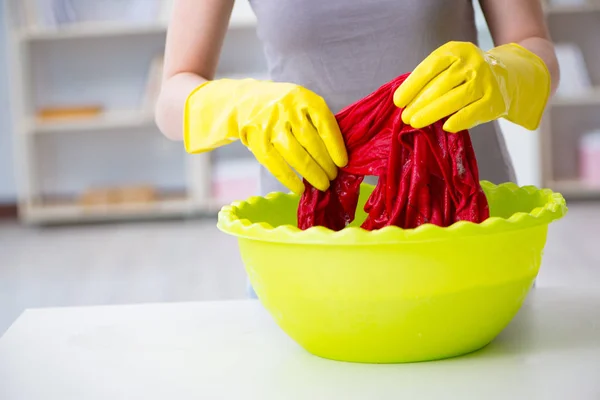 Mulher fazendo limpeza em casa — Fotografia de Stock