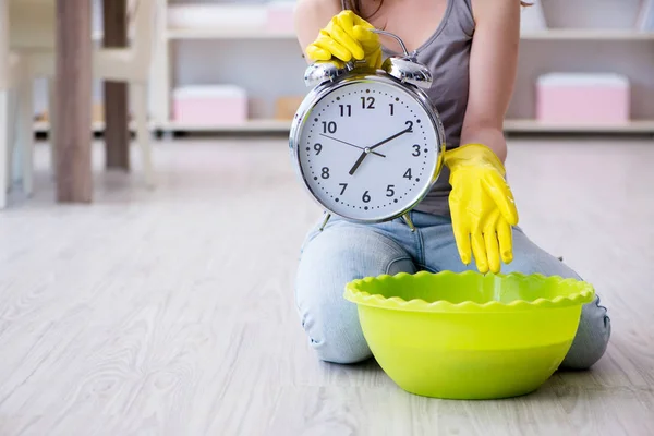 Γυναίκα κάνει καθαρισμό στο σπίτι — Φωτογραφία Αρχείου