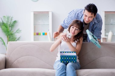 Genç bir kadın doğum günü hediyesi olarak evcil tavşan alıyor.