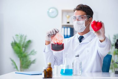 Hastane kliniğinde kan örnekleriyle çalışan bir doktor.