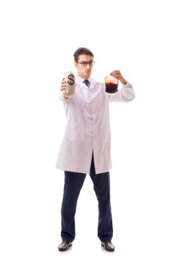 Kan bağışı konsepti olan doktor beyaza izole edilmiş.