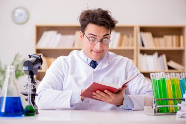 Çılgın bilim adamı bir laboratuarda deneyler yapıyor.