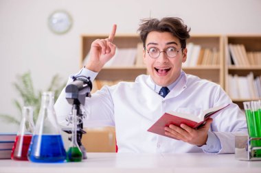 Çılgın bilim adamı bir laboratuarda deneyler yapıyor.