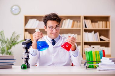 Çılgın bilim adamı bir laboratuarda deneyler yapıyor.