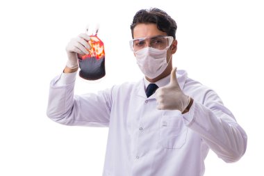 Kan bağışı konsepti olan doktor beyaza izole edilmiş.