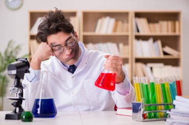 Çılgın bilim adamı bir laboratuarda deneyler yapıyor.