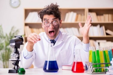 Çılgın bilim adamı bir laboratuarda deneyler yapıyor.