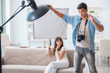 Fotoğraf stüdyosunda çalışan genç fotoğrafçı.
