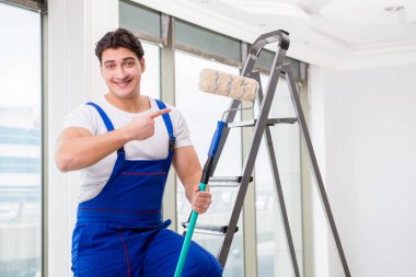 İnşaat alanında çalışan bir boyacı.