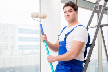 İnşaat alanında çalışan bir boyacı.