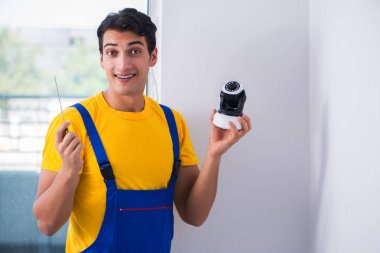 Müteahhit ofise güvenlik kamerası yerleştiriyor.