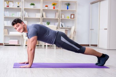 Genç adam spor ve sağlıklı yaşam tarzı dolandırıcılığı yapıyor.