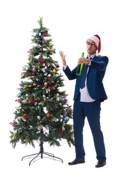 Beyaz üzerine izole edilmiş yılbaşı ağacı dekore eden iş adamı.