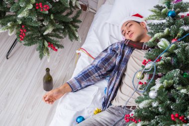 Adam noel partisinden sonra akşamdan kalma.