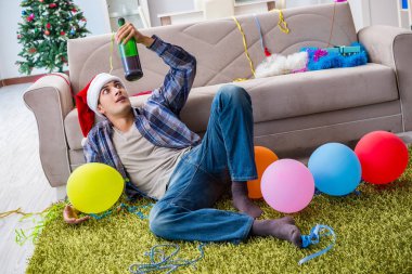 Adam noel partisinden sonra akşamdan kalma.