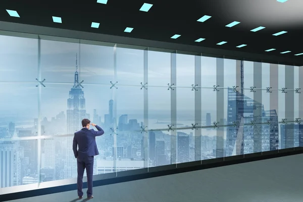 Affärsman framför kontorsfönstret tänker på nya utmaningar — Stockfoto