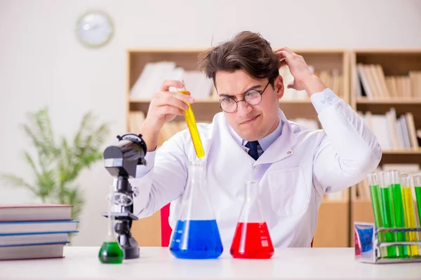 Pazzo scienziato pazzo medico facendo esperimenti in un laboratorio — Foto Stock