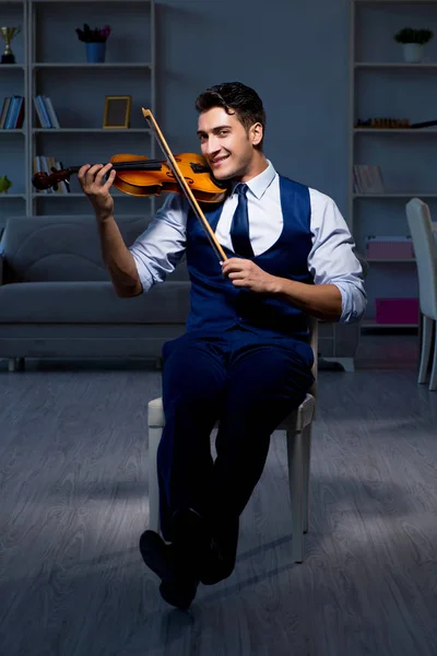 Joven músico practicando el violín en casa — Foto de Stock
