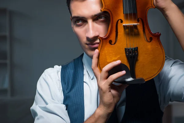 Joven músico practicando el violín en casa —  Fotos de Stock