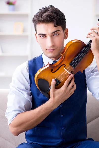 Joven músico practicando el violín en casa — Foto de Stock