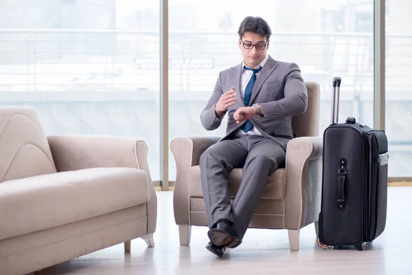Giovane uomo d'affari in aeroporto business lounge in attesa di volo — Foto Stock