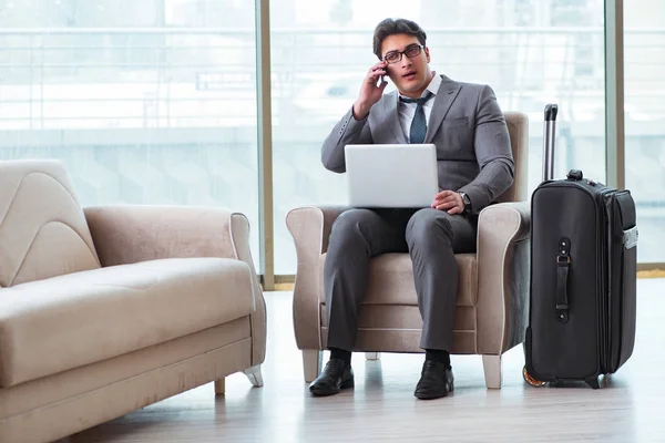 Joven hombre de negocios en la sala de negocios del aeropuerto esperando el vuelo — Foto de Stock